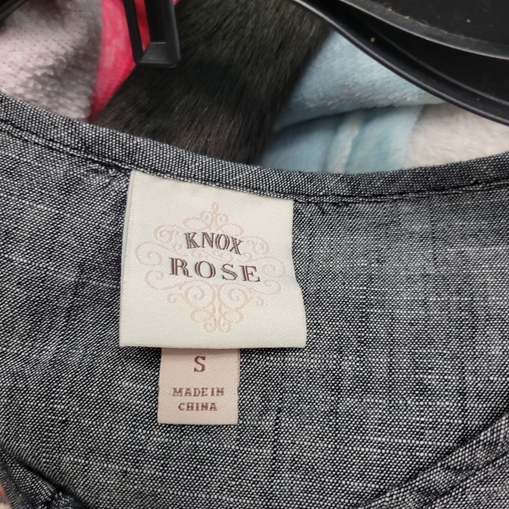 Knox Rose Embroidered Floral Gray And Red Multicolored Blouse | Small - Picture 7 of 8
